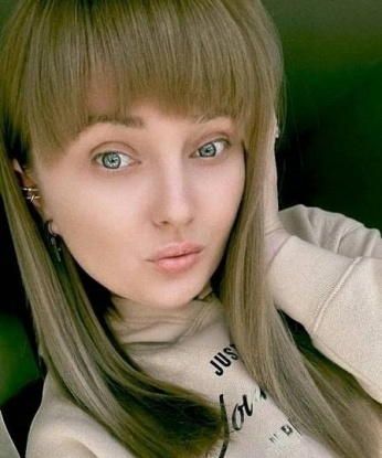 Мой опыт и нежные прикосновения приведут тебя к вершинам блаженства. Позволь мне исполнить все твои фантазии и сделать твои желания реальностью. Я обладаю широким спектром услуг и делаю все для твоего удовольствия. Доверься моим магическим рукам и получи океан наслаждения. Мои фото подтверждают мою красоту, но только личная встреча сможет раскрыть все мои тайны. Оставь вечер уныния и раскрасим его страстными моментами вместе. Буду ждать тебя, чтобы окунуть в Москве в мир наслаждения. 💋 Алина